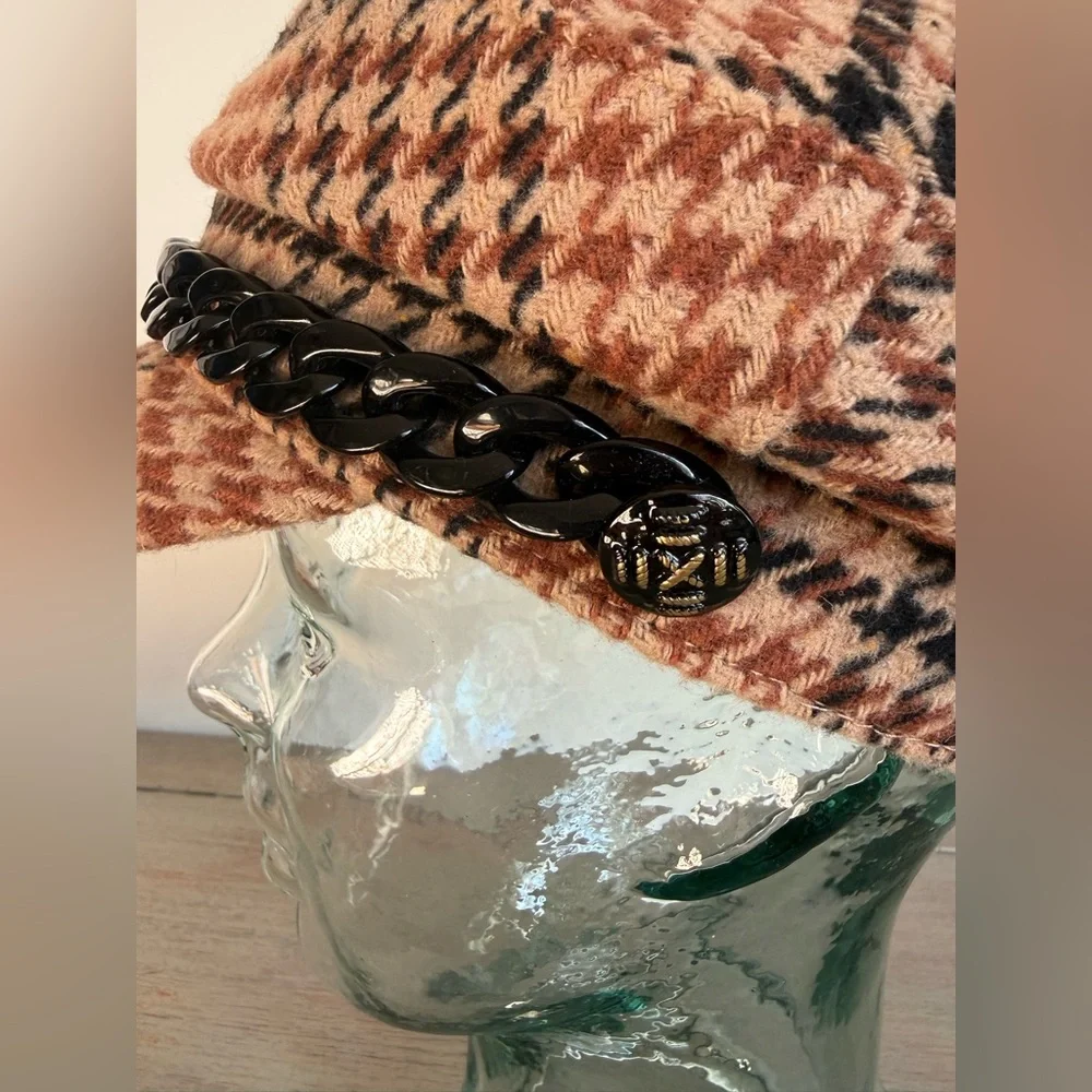 Vince Camuto Structured Houndstooth Plaid Baker Cap Newsboy Hat w/Chain Academia